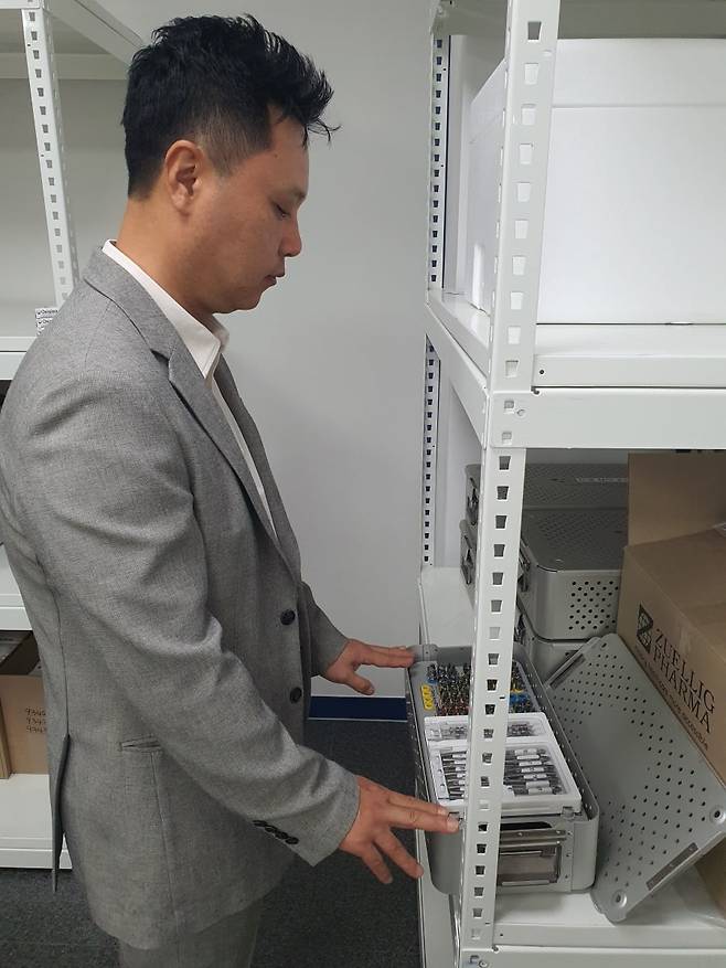 안진수 상무가 수술용 의료기기 상태를 체크하고 있다. 윤현주 기자