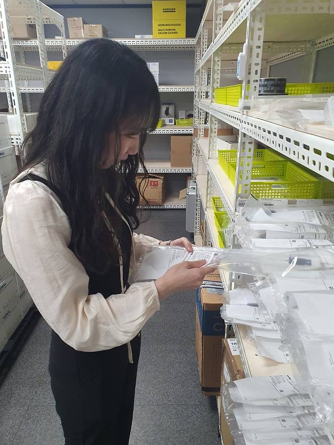 나은정 대리가 수술용 의료기기를 살피고 있다. 윤현주 기자