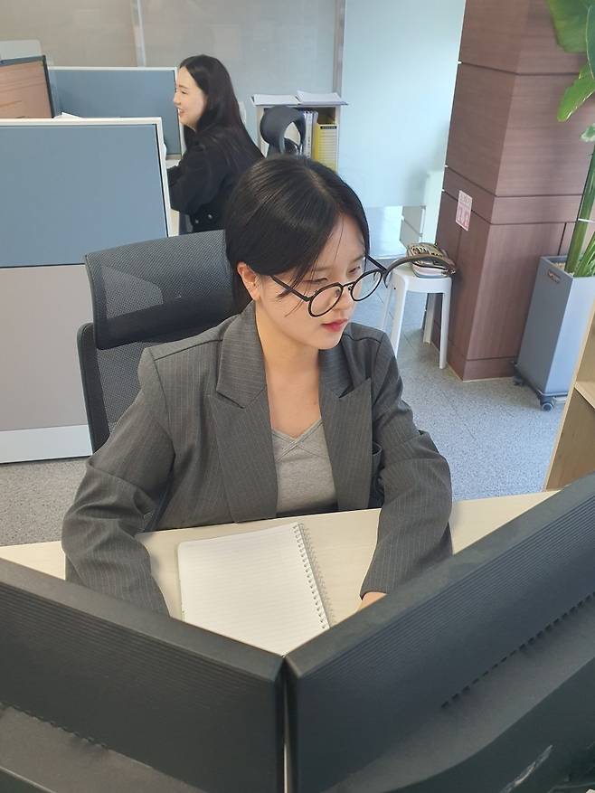 경영관리팀 직원들이 재무 분석을 하고 있다. 윤현주 기자