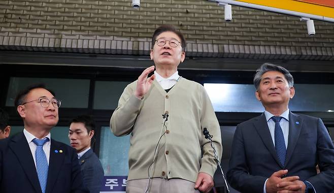 이재명 더불어민주당 대통령 후보가 골목골목 경청투어 이틀차인 6일 오후 충북 영동군 영동중앙시장을 찾아 즉흥 연설을 하고 있다. 뉴스1