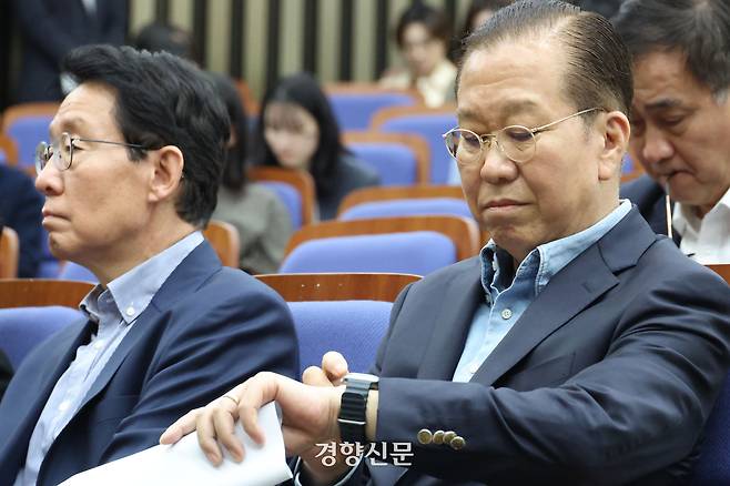 대선 후보 단일화를 두고 국회에서 6일 열린 국민의힘 의원총회에서 권영세 비대위원장이 시계를 보고 있다.  한수빈 기자