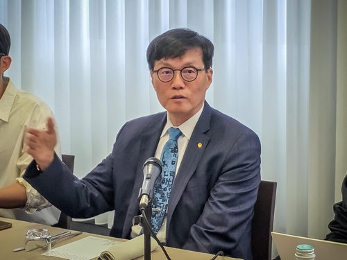 이창용 한국은행 총재가 5일 오전(현지시간) 아시아개발은행(ADB) 연차총회 참석차방문한 이탈리아 밀라노의 한 호텔에서 기자들과 간담회를 하고 있다. 한은 제공