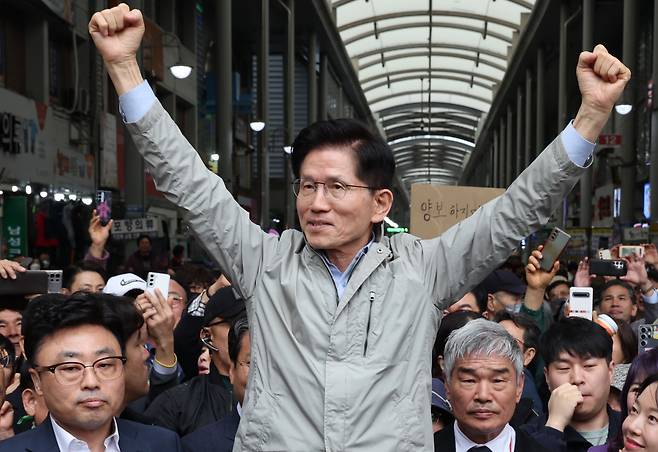 “양보하지마” 팻말 김문수 국민의힘 대선 후보가 6일 경북 포항시 죽도시장을 찾아 주먹을 쥐고 시민들에게 인사하고 있다. 연합뉴스