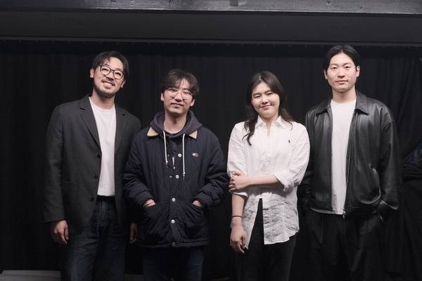 오는 8월 스코틀랜드에서 열리는 ‘에든버러 모멘텀 프로그램’에 초청된 부산의 청년 극단 아이컨택 단원들이 포즈를 취하고 있다. 왼쪽부터 강승환 배우, 양승민 대표, 안영현 배우, 박용희 상임 연출.  김태훈 기자