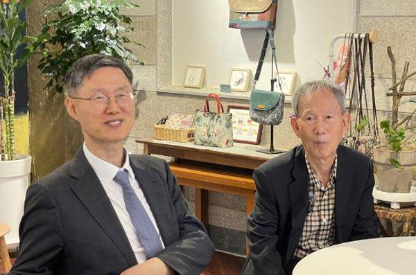 문형배(왼쪽) 전 헌법재판소장 권한대행과 김장하 선생이 지난 2일 경남 진주 극단 현장 1층 갤러리에서 만나 이야기를 나누고 있다.  독자 제공