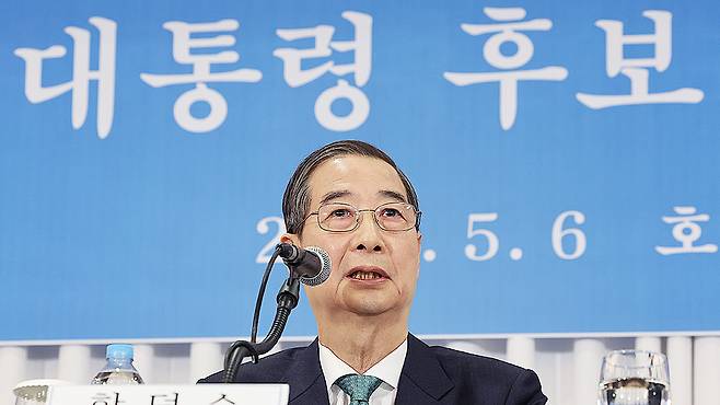 Presidential candidate Han Duck-soo speaks at a press-hosted debate held in Koreana Hotel in Jung District, central Seoul, on May 6. [JOINT PRESS CORPS]
