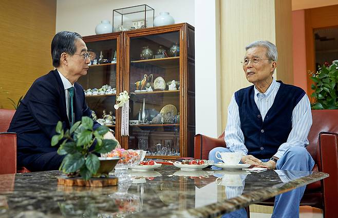 Presidential candidate Han Duck-soo speaks with former People Power Party interim leader Kim Chong-in in Seoul on May 6. [NEWS1]