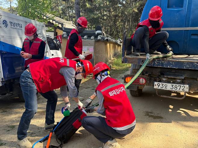 영남대가 교내 민속촌 일대에서 화재 예방을 위한 현장 산불 진화 훈련을 실시했다. 영남대 제공