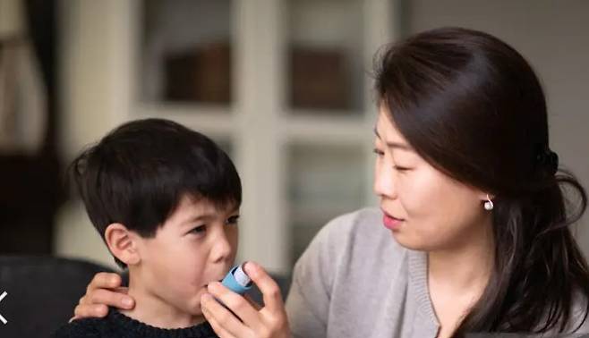 천식 환아의 흡입기 사용 장면. 게티이미지뱅크.