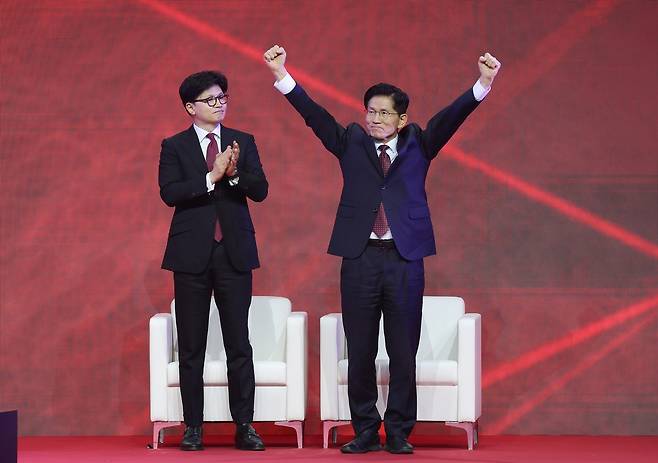 국민의힘 대선 후보로 선출된 김문수 후보가 3일 경기 고양시 킨텍스에서 열린 국민의힘 전당대회에서 인사하고 있다. 왼쪽은 한동훈 후보. 연합뉴스