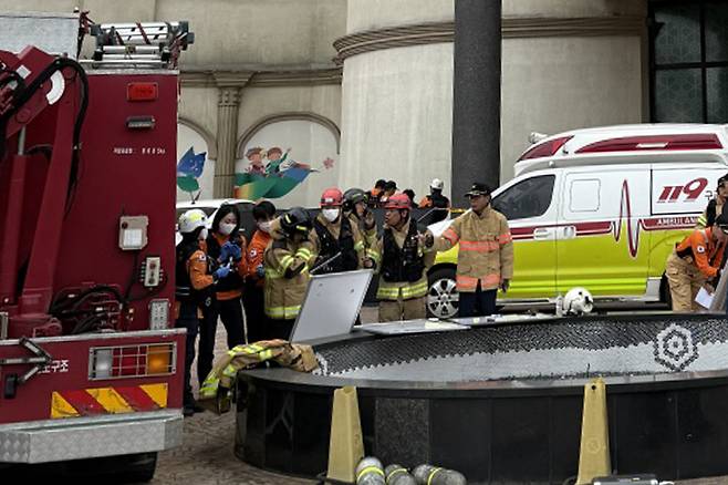 5일 오전 전남 완도군 완도읍 한 리조트에서 숙박객 14명이 두통과 어지럼증 등 가스중독 증상을 보여 소방 당국이 환자 이송을 준비하고 있다. 연합뉴스