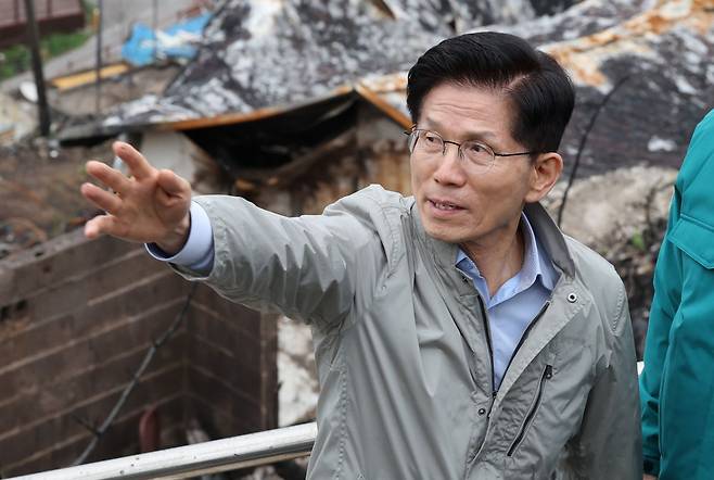 김문수 국민의힘 대선 후보가 6일 대형 산불 피해를 입은 경북 영덕군 영덕읍 석리 따개비마을을 방문해 복구 현황 살펴보고 있다. 연합뉴스