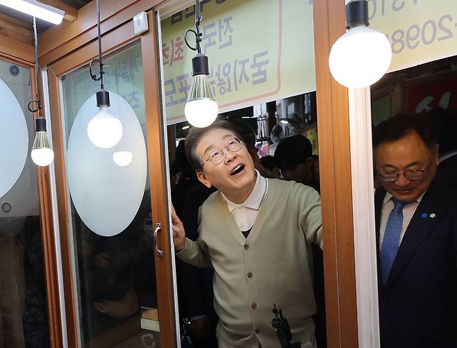 이재명 더불어민주당 대선 후보가 6일 충북 영동군 영동전통시장을 찾아 한 떡집 내부를 둘러보고 있다. 연합뉴스