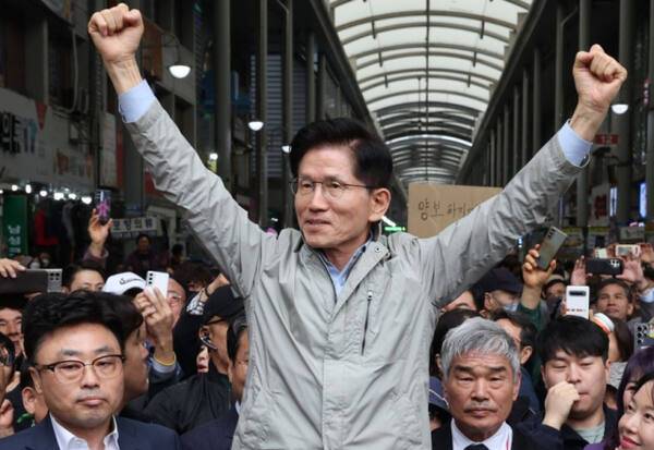 국민의힘 김문수 대선 후보가 6일 경북 포항시 죽도시장을 찾아 주먹을 불끈 쥐고 시민들에게 인사하고 있다. 연합뉴스