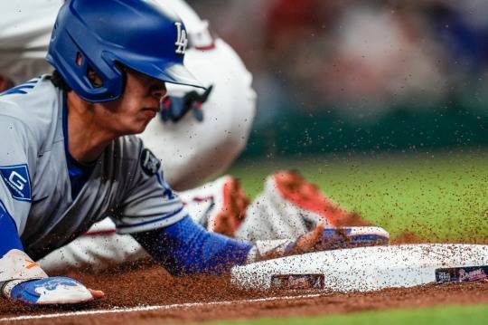 3루를 파고드는 김혜성. 사진[AP=연합뉴스]