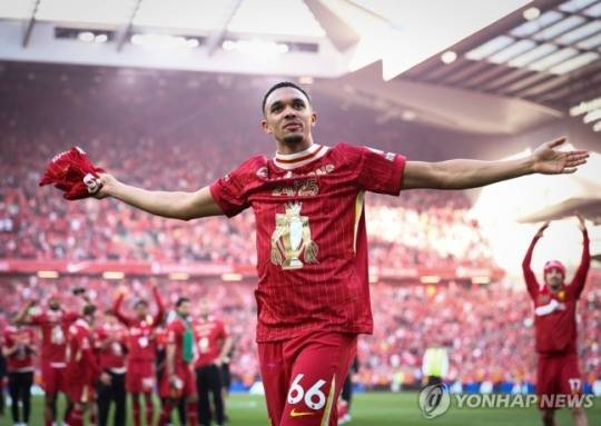 리버풀의 EPL 우승을 기뻐하는 트렌트 알렉산더아널드