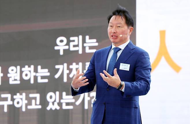 ▲ 최태원 SK그룹 회장이 2020년 10월30일 오후 경북 안동시의 전통 리조트 '구름에'에서 열린 '21세기 인문가치포럼'에서 기조 강연을 하고 있다. ⓒ 연합뉴스