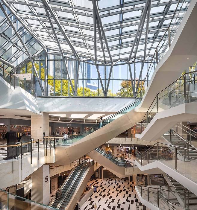 IFC몰 내부 전경 [사진출처 = IFC몰]