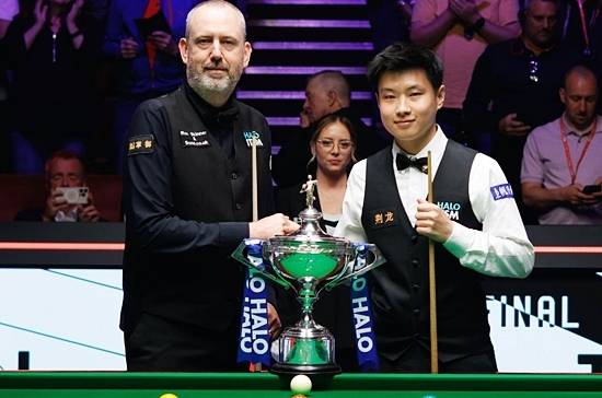 자오 신통(오른쪽)과 마크 윌리엄스가 ‘2025 할로 월드챔피언십’ 파이널을 시작하기 앞서 악수하고 있다. (사진=WST)