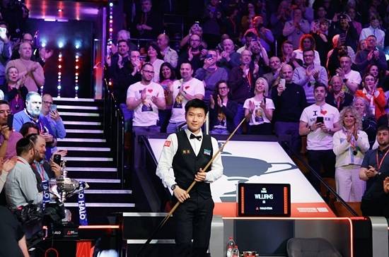 자오 신통이 관중들의 응원을 받으며 월드챔피언십 파이널 경기장에 들어서고 있다. (사진=WST)