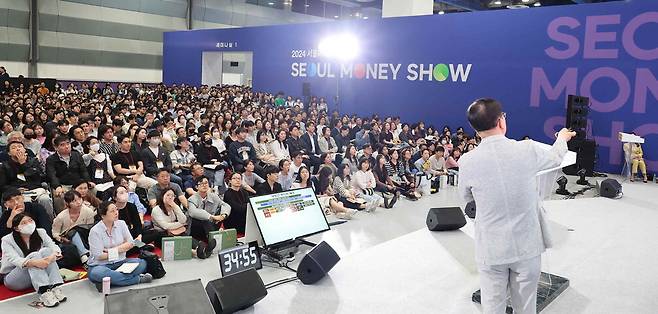 8일부터 10일까지 서울 강남구 삼성동 코엑스에서 열리는 '2025 서울머니쇼'에서는 격변기 속에서도 승리하는 재테크 비법을 다룬다. 사진은 지난해 열린 '2024 서울머니쇼'에서 부동산 전문가의 강의를 듣고 있는 관중들.  매경DB