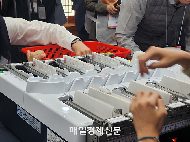 중앙선거관리위원회 ‘제21대 대통령 선거 선거권자 개표참관인 공개 모집’이 지난 5일 시작된 가운데, 빠르게 모집이 마감되고 있다. 중선관위에서 지난 4월 10일 투표완료된 투표지를 분류하는 작업을 시연하는 모습. [홍혜진 기자]