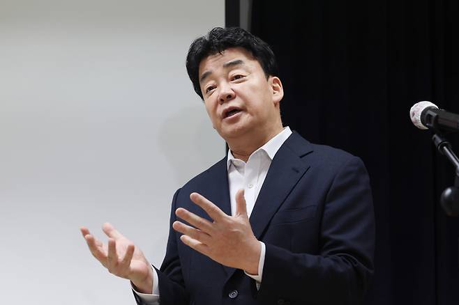 백종원 더본코리아 대표가 지난 3월 28일 서울 서초구 스페이스쉐어 강남역센터에서 열린 첫 정기 주주총회를 마친 뒤 언론 앞에서 입장 표명 및 질의 응답 시간을 갖고 있다. [사진 = 연합뉴스]