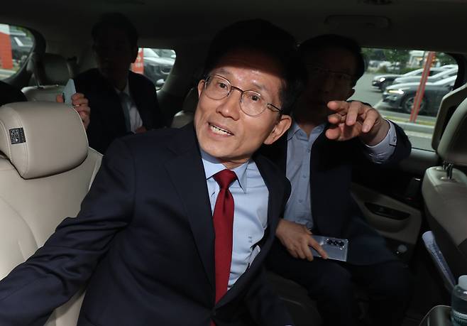 국민의힘 김문수 대선 후보가 6일 아시아태평양경제협력체(APEC) 회의장인 경북 경주시 경주화백컨벤션센터에서 국민의힘 재선 의원 모임 간사인 엄태영 의원과 초선 의원 모임 간사인 김대식 의원의 방문을 받고 일정 중단을 선언한 뒤 이동하고 있다.  연합뉴스