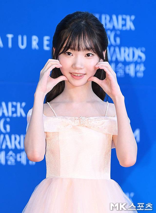 김태연은 은은한 펄감이 감도는 연살구빛 오프숄더 튤 드레스를 입고 무대에 섰다.사진=천정환 기자