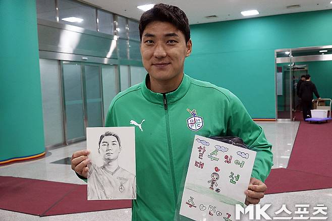 대전하나시티즌 주민규가 팬들이 그려준 그림을 들고 환히 웃고 있다. 주민규는 “팬들이 정성껏 그려주신 그림들이다. 그림이 훨씬 더 많았다. 그 가운데 두 개만 고른 거다. 선택하기가 너무 힘들었다. 오른쪽에 있는 건 4살 어린이가 그려준 거다. 제일 어린 친구 걸 선택했다. 대전을 사랑해 주시는 모든 분께 정말 감사하다. 내가 그분들의 성원에 조금이나마 보답할 수 있도록 더 열심히 하겠다”고 했다. 사진=이근승 기자