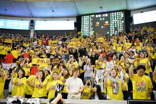 노란 티셔츠로 무장한 ‘세바라기’는 경기장을 가득 채웠고 50대 단장 ‘아저씨’는 LG를 위해 SNS를 시작했다. 그들에게 공통의 목표가 있다면 바로 챔피언결정전 우승, 간절함 그 자체다. 사진=KBL 제공