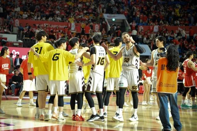 아셈 마레이는 “챔피언결정전의 온도는 대단히 높고 에너지 역시 마찬가지다. 하지만 경기는 경기, 오랜 시간 농구를 했고 경험이 있기에 준비한 대로 게임을 해야 한다”며 “우리 팬들에게 너무 감사하다. 좋은 분위기를 만들어줬고 또 응원해줬다. 고마운 일이다. 원정 경기를 할 때마다 좋은 에너지를 받는다”고 말했다. 사진=KBL 제공