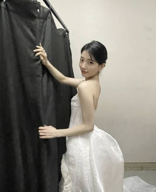 배우 수지가 제61회 백상예술대상에서 다시 한 번 ‘드레숮’의 명성을 입증했다.  사진=수지 SNS