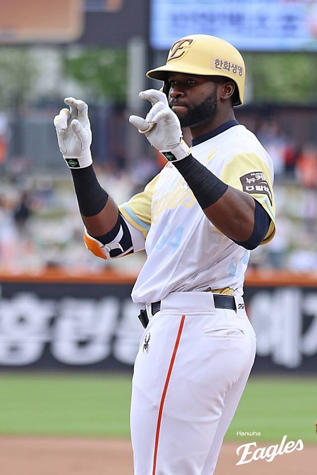 플로리얼이 6일 대전 삼성전에서 안타를 친 뒤 기뻐하고 있다. 사진=한화 제공