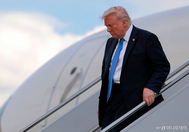 도널드 트럼프 미국 대통령이 지난 1일(현지시간) 앨라배마주 터스컬루사에 있는 앨라배마 대학에서 졸업식 축사를 하기 위해 터스컬루사 국제 공항에 도착을 하고 있다. /터스컬루사 AFP=뉴스1