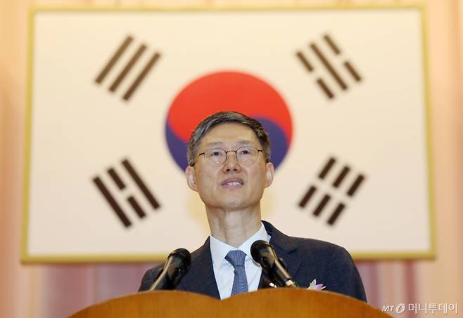 [서울=뉴시스] 김명년 기자 = 문형배 헌법재판소장 권한대행이 18일 오전 서울 종로구 헌법재판소에서 열린 퇴임식에서 퇴임사하고 있다. 2025.04.18. kmn@newsis.com /사진=김명년