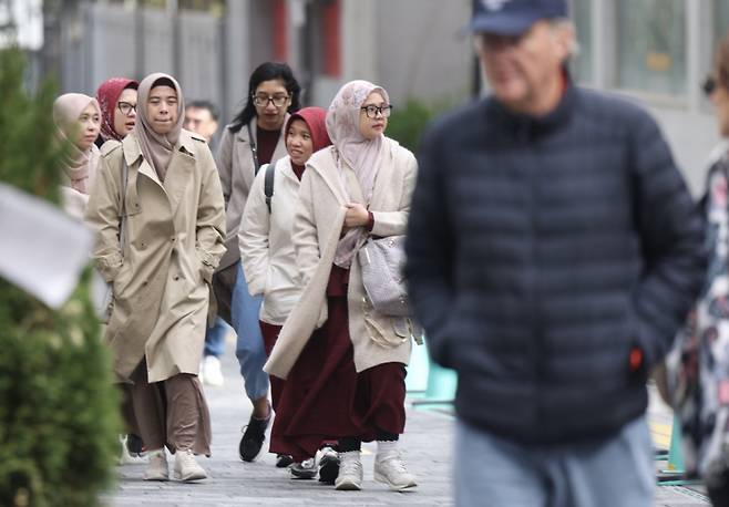 지난 4월 13일 오전 서울 중구 명동거리에서 두꺼운 옷차림을 한 외국인 관광객들이 발걸음을 옮기고 있다. /사진 = 뉴시스