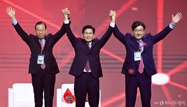 [고양=뉴시스] 국회사진기자단 = 국민의힘 대선 후보로 선출된 김문수 후보가 3일 경기 고양 킨텍스에서 열린 국민의힘 대선 후보 선출 전당대회에서 권영세 비대위원장, 권성동 원내대표와 함께 기념촬영을 하고 있다. 2025.05.03.