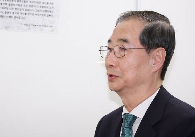 무소속 한덕수 대통령선거 예비후보가 6일 서울 중구의 한 호텔에서 열리는 관훈토론회에 참석한 뒤 이낙연 새미래민주당 상임고문과 회동한다. 사진은 한 예비후보가 지난 5일 서울 종로구의 한 식당에서 손학규 전 민주당 대표와 만찬 회동을 갖고 인사말을 하던 모습. /사진=공동취재단(뉴스1)