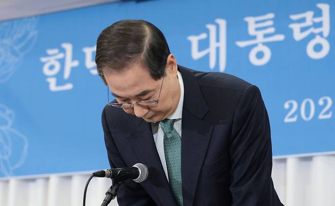 무소속 대선 예비후보인 한덕수 전 국무총리가 대선 후보 단일화의 필요성을 강하게 피력했다. 사진은 한 예비후보가 6일 서울 중구 코리아나호텔에서 열린 관훈토론회에서 기조연설을 마친 뒤 인사하던 모습. /사진=뉴시스