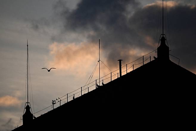 바티칸 교황청이 '콘클라베'를 앞두고 통신 신호 차단에 착수한다. 사진은 지난 5일(현지시각) 바티칸 시스티나 성당 지붕의 굴뚝 뒤로 해가 지던 모습. /사진=로이터