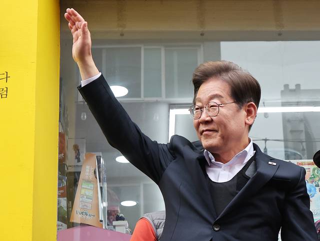 이재명 더불어민주당 대통령선거 후보가 5일 경기 양평군 양평물맑은시장에서 열린 ‘골목골목 경청투어’에서 시민들에게 인사하고 있다. 연합뉴스