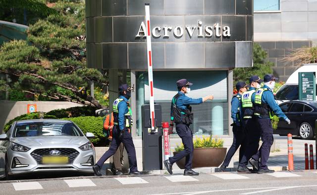 윤석열 전 대통령 부부와 건진법사 전성배씨 사이의 각종 의혹을 수사 중인 검찰이 윤 전 대통령의 사저에 대해 압수수색에 들어간 4월 30일 서울 서초구 아크로비스타 앞에서 경찰들이 근무를 서고 있다. 연합뉴스