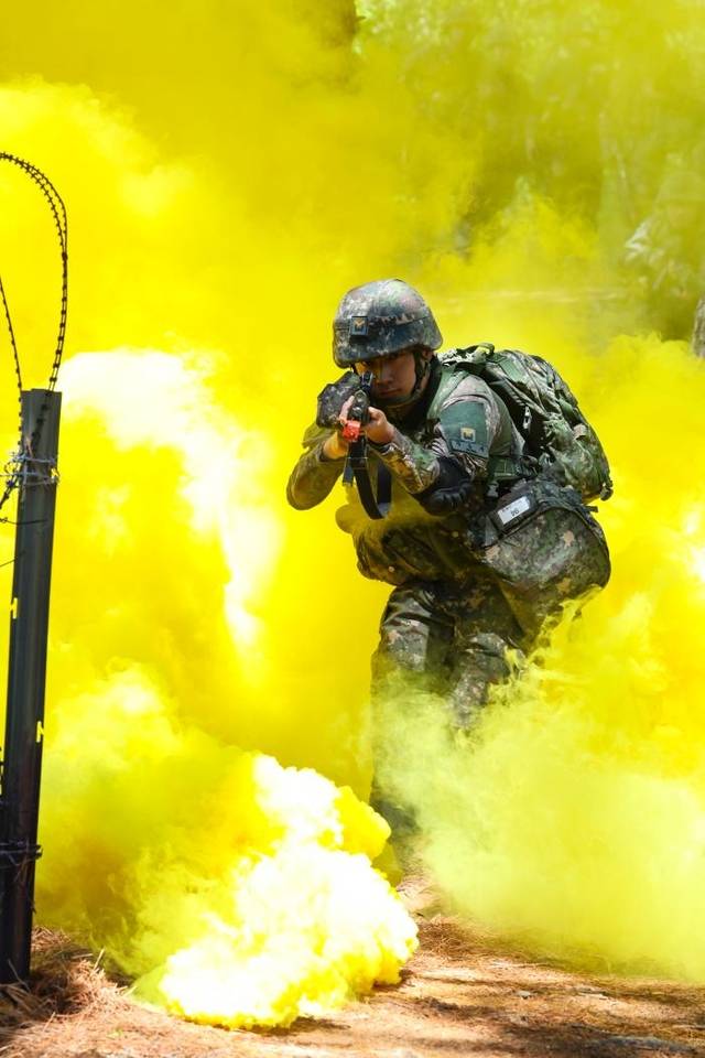 국방부는 부사관이 ‘전투 리더’로서 자아를 실현하고 합당한 예우를 받을 수 있도록 다양한 제도를 마련하고 있다. 양성 25-1기 현역 과정 육군 부사관 후보생이 지난 2일 부사관학교에서 분대공격훈련을 하고 있다. 국방일보 제공.