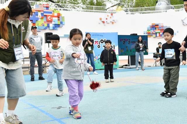 전쟁기념관 어린이박물관이 5일  어린이날 개최한 제2회 ‘워(WAR)징어게임 와글와글 평화꿈터 한마당’ 행사에 참가한 어린이가 전통놀이를 하고 있다. 전쟁기념사업회 제공