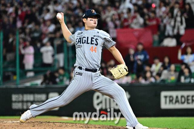 17일 인천 SSG랜더스필드에서 열린 '2025 신한 SOL BANK KBO리그' 한화 이글스와 SSG랜더스 경기. 한화 김서현이 경기 9회말 교체돼 마운드에 올라 힘차게 투구하고 있다./마이데일리