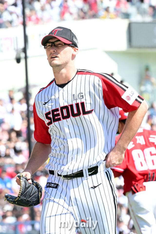 4일 오후 서울 잠실구장에 진행된 '2025 신한 SOL뱅크 KBO 리그' SSG-LG의 경기. LG 선발 코엔 윈이 5이닝 1실점으로 호투한 뒤 더그아웃으로 향하고 있다./마이데일리