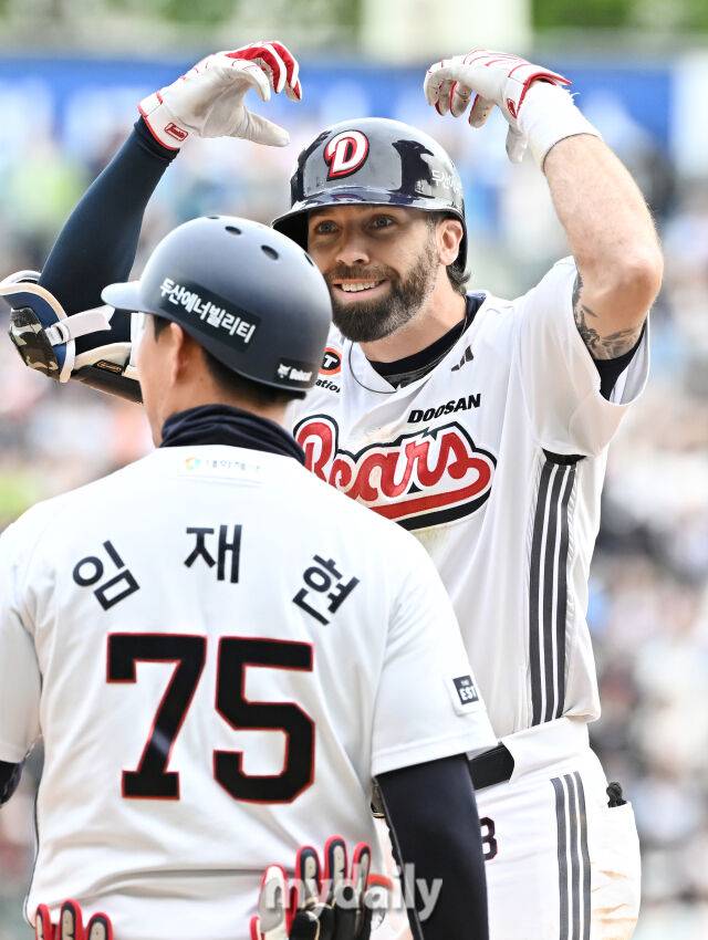 27일 오후 서울 잠실야구장에서 진행된 '2025 프로야구 KBO리그' 두산 베어스와 롯데 자이언츠의 경기. 두산 케이브가 7회말 2사 1,3루서 1타점 적시타를 친 뒤 환호하고 있다./마이데일리