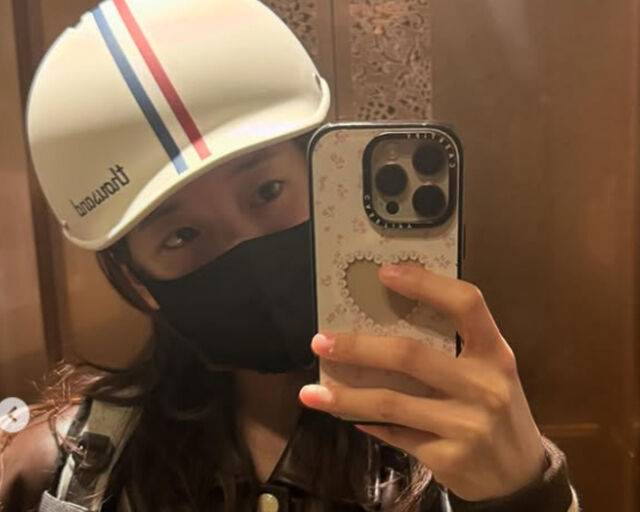 수지가 헬멧을 쓰고 라이딩 복장을 입은 후 셀카를 찍고 있다. / 수지 소셜미디어 캡처