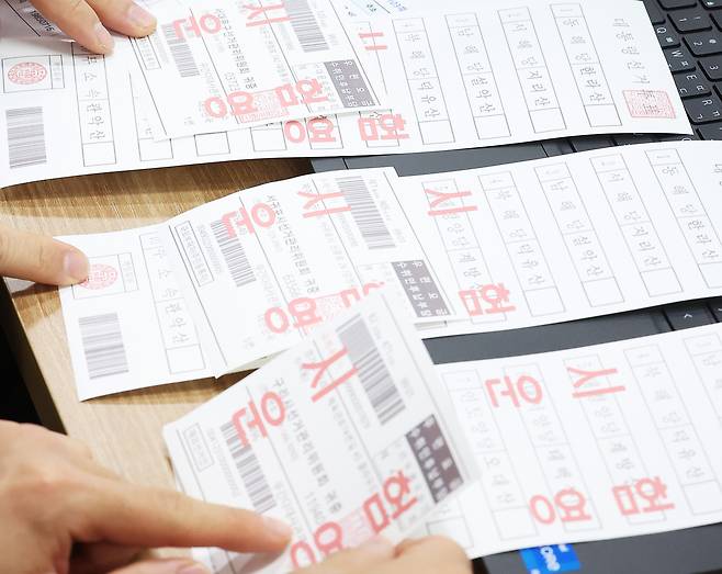 지난 1일 경기도 수원시 권선구 중앙선거관리위원회 선거연수원에서 열린 ‘제21대 대통령선거 공관 재외선거 담당자 투표관리 교육’에서 참석자들이 재외투표용지 발급기 운영 실습을 하고 있다. [연합]